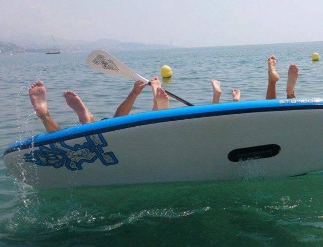 Cayendo de espaldas en el mar